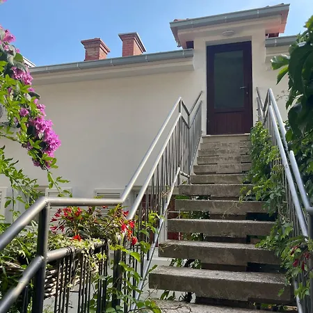 U La La Apartment Omis